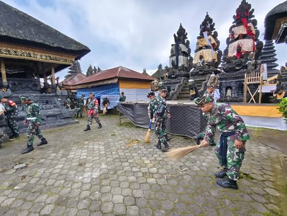 Ratusan Prajurit TNI Ngayah di Pura Ulun Danu Batur, Siapkan Ngusaba Kedasa