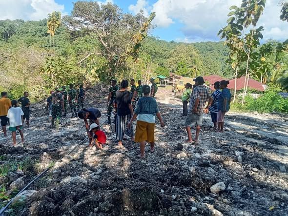 Potret Hangat TMMD di Ende, TNI dan Warga Aelipo Bersatu dalam Canda dan Kebersamaan