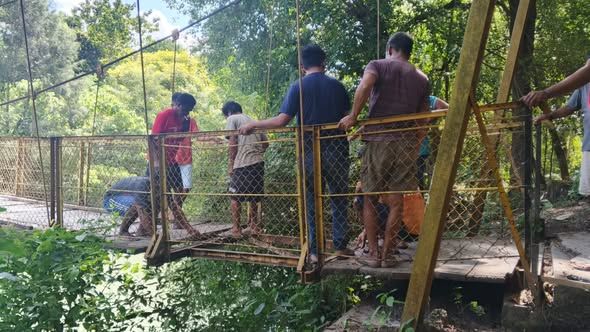 Babinsa dan Warga Kompak Bongkar Jembatan Rusak, Akses Aman Segera Terwujud