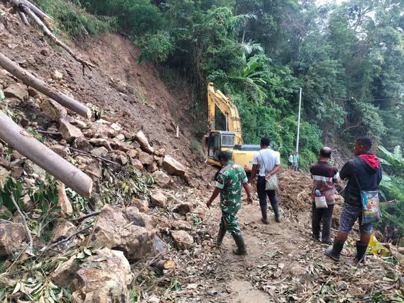 Gerak Cepat TNI dan Warga, Longsor di Jalur Nangaba–Boafeo Berhasil Dibersihkan