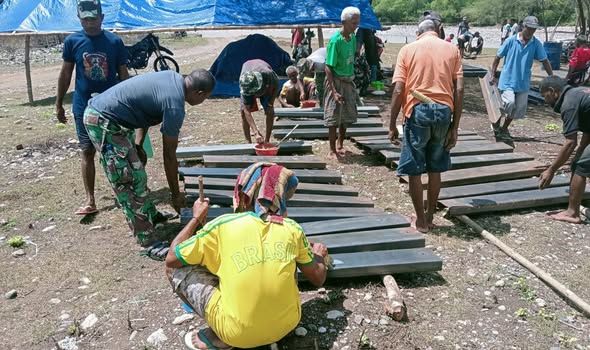 Gotong Royong TNI dan Warga, Pengecatan Glagar Jembatan Garuda di TTU Dikebut