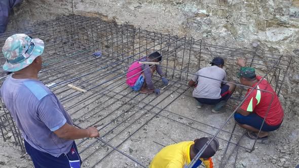 Tahap Krusial Dimulai, Pemasangan Tie Beam Perkuat Pondasi Jembatan Garuda di Bima