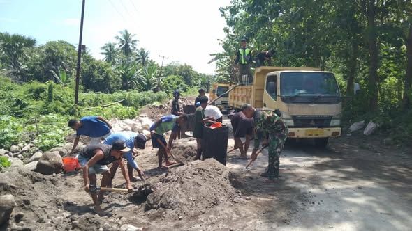 Babinsa dan Pemuda Bersinergi, Pembangunan Infrastruktur Desa Bandar Kian Maju