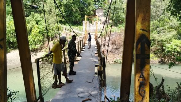 Babinsa Waingapu Dampingi Pengelasan Jembatan Garuda, Perkuat Akses Warga di Sumba Timur