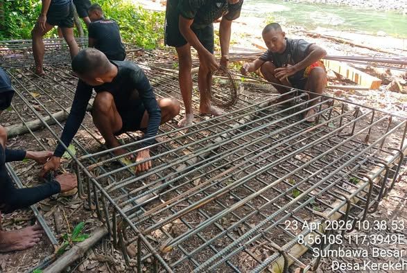 Pantang Menyerah, TNI Terus Lanjutkan Pembangunan Jembatan Garuda Meski Diterjang Cuaca