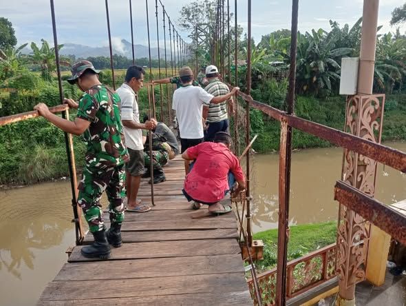 Renovasi Jembatan Gantung Rontu Dimulai, Warga dan TNI Bongkar Dinding Jembatan