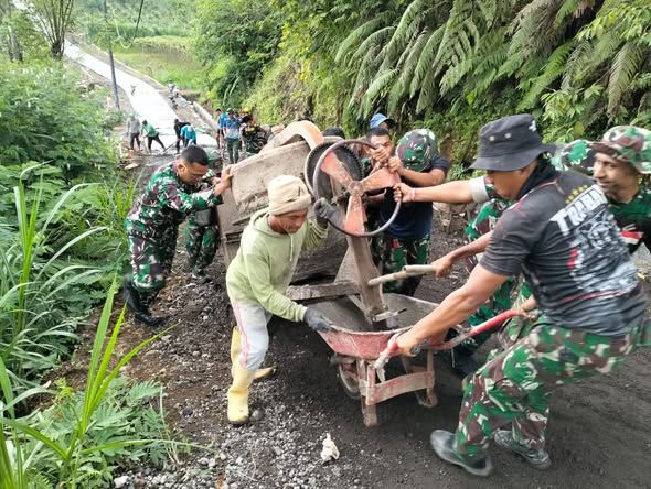 Hari Kedelapan TMMD, Satgas Kodim Karangasem Mulai Garap Jalan Rabat Beton di Kubakal