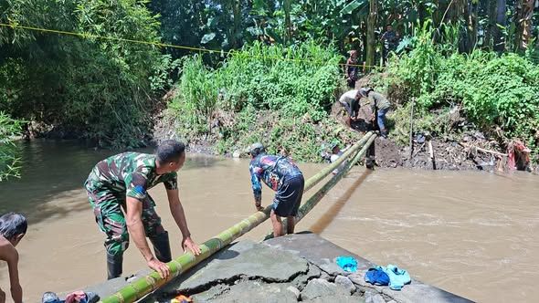 TNI dan Warga Nowa Bersatu, Pembangunan Jembatan Garuda di Dompu Terus Dikebut