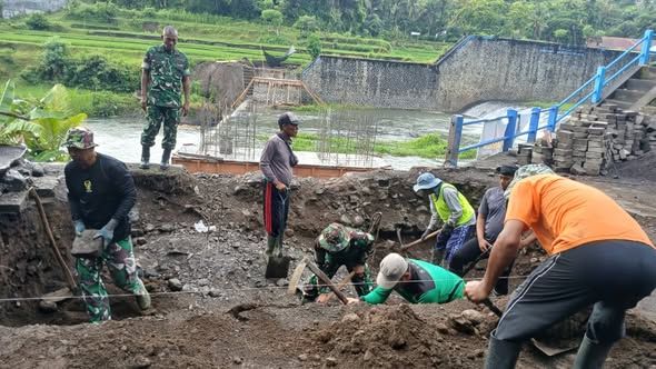 Progres 20 Persen, Jembatan Perintis Garuda di Seririt Dikebut TNI dan Warga