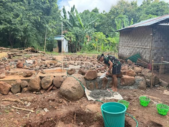 TNI dan Warga Kompak Bangun Fondasi Rumah Warga di Alor, Semangat Gotong Royong Kian Terjaga