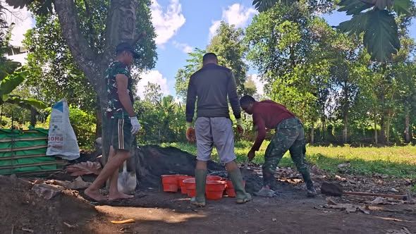 Babinsa Nowa Pimpin Gotong Royong, Struktur Jembatan Garuda Kian Diperkuat