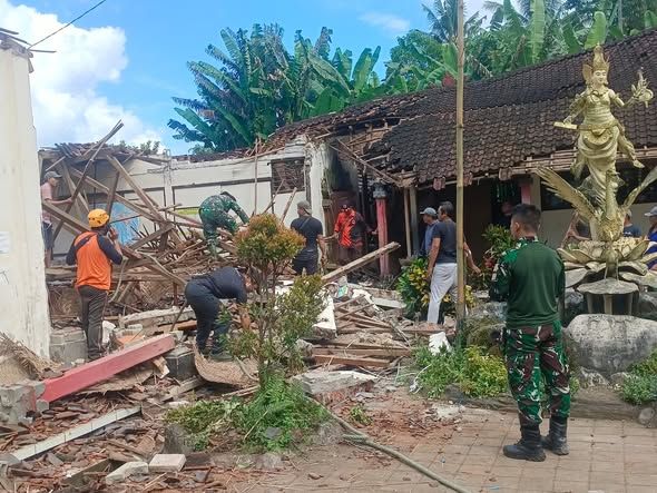 Atap Sekolah Roboh, TNI–Polri dan Warga Bergerak Cepat Amankan SDN 3 Sembung Gede