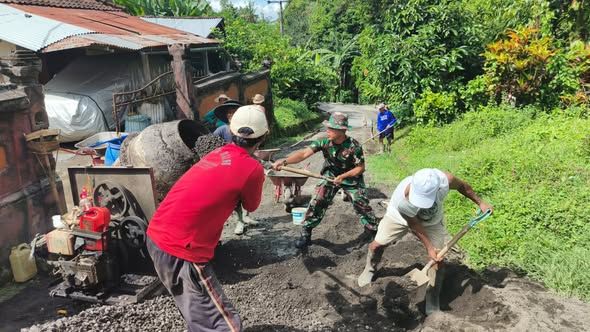 Babinsa Pesagi Pimpin Gotong Royong, Jalan Antar Banjar 80 Meter Kini Lebih Layak