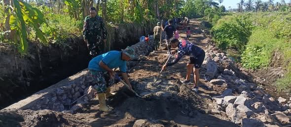 Kompak dan Tak Kenal Lelah, Satgas TMMD Lombok Timur Kebut Pembangunan Talud di Suralaga