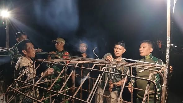 Percikan Las di Malam Hari, Jembatan Garuda Lombok Barat Kian Dekat Wujudkan Harapan Warga