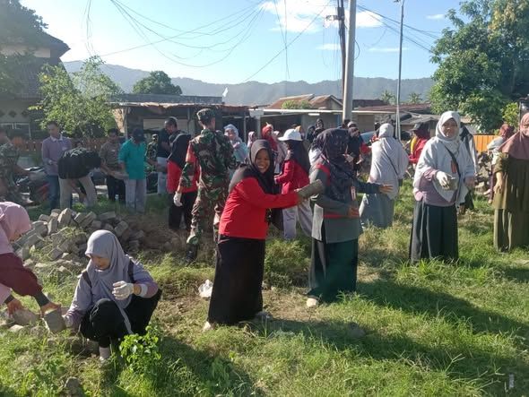 Danramil Sekongkang Pimpin Gotong Royong, TNI dan Warga Kompak Siapkan MTQ Kecamatan Maluk