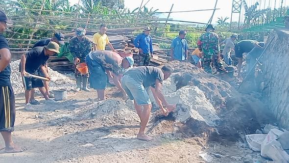 TNI dan Warga Kolaborasi Perkuat Jembatan Gantung di Manggemaci, Akses Masyarakat Kian Aman