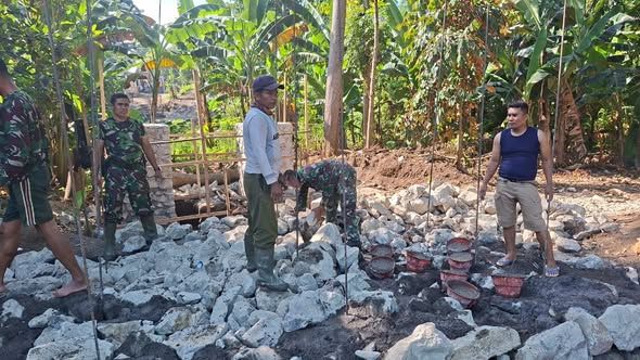 Babinsa Desa Nowa Pimpin Gotong Royong, Pembangunan Jembatan Perintis Garuda Terus Dikebut