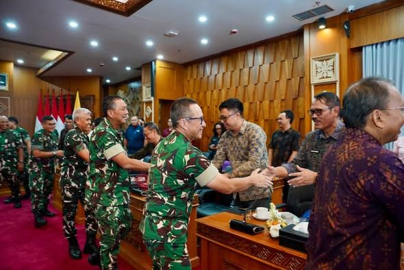 TNI AD Siap Dukung Pengelolaan Sampah Berbasis Energi Terbarukan di Provinsi Bali   Drag