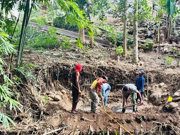 Gotong Royong TNI AD dan Warga Bangun Jembatan Penghubung Adang Buom–Motombang
