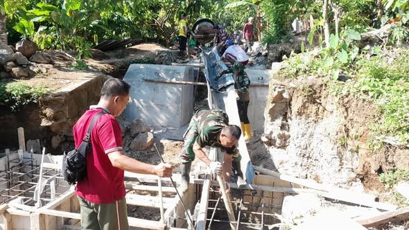 Gotong Royong TNI dan Warga Bangun Jembatan Garuda, Harapan Baru untuk Desa Genggelang