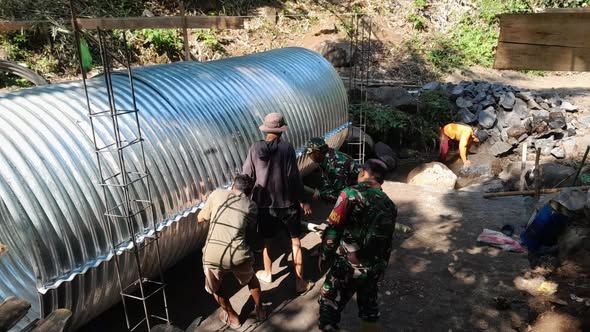 Babinsa dan Warga Kebut Pembangunan Jembatan Aramco Rempek, Jadi Harapan Baru Mobilitas dan Ekonomi Desa