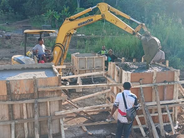 TNI AD dan Warga Bersatu Bangun Jembatan Gantung Penghubung Dua Desa di Alor