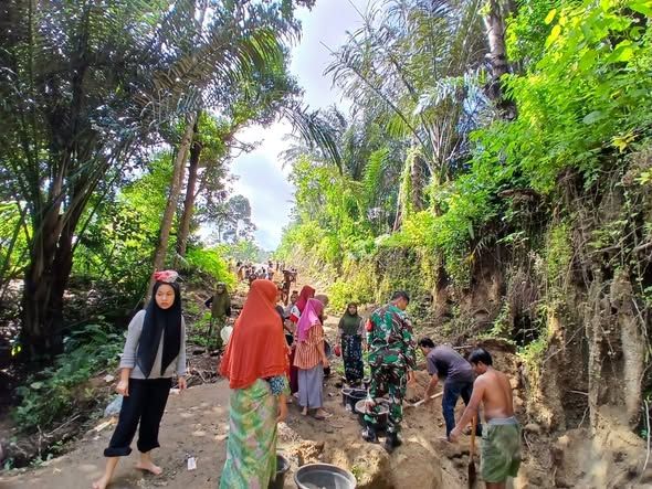 Babinsa dan Warga Dasan Geria Bersatu Bangun Talut, Selamatkan Akses Jalan dari Ancaman Longsor