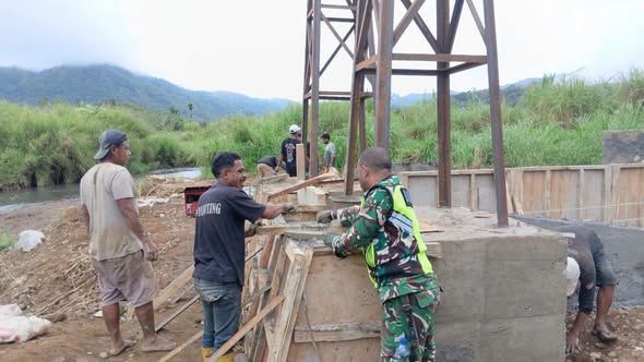 Bhakti TNI AD untuk Rakyat: Pengecoran Tiang Jembatan Gantung di Alor Terus Berjalan