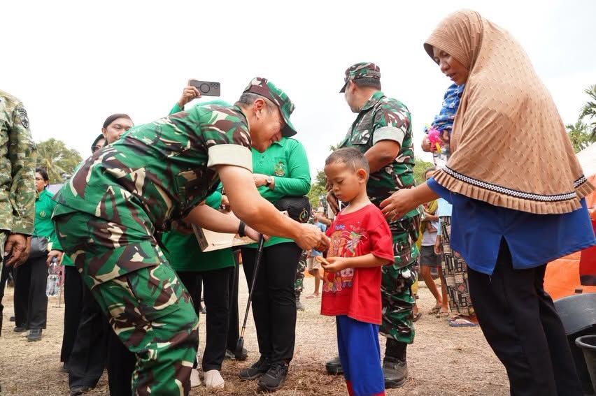 Peduli Korban Gempa, Pangdam IX/Udayana Sambangi Pengungsi dan Serahkan Bantuan Sembako di Manggarai