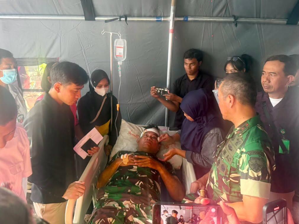Pangdam IX/Udayana Dampingi Wapres Gibran Tinjau Korban Gempa Flores