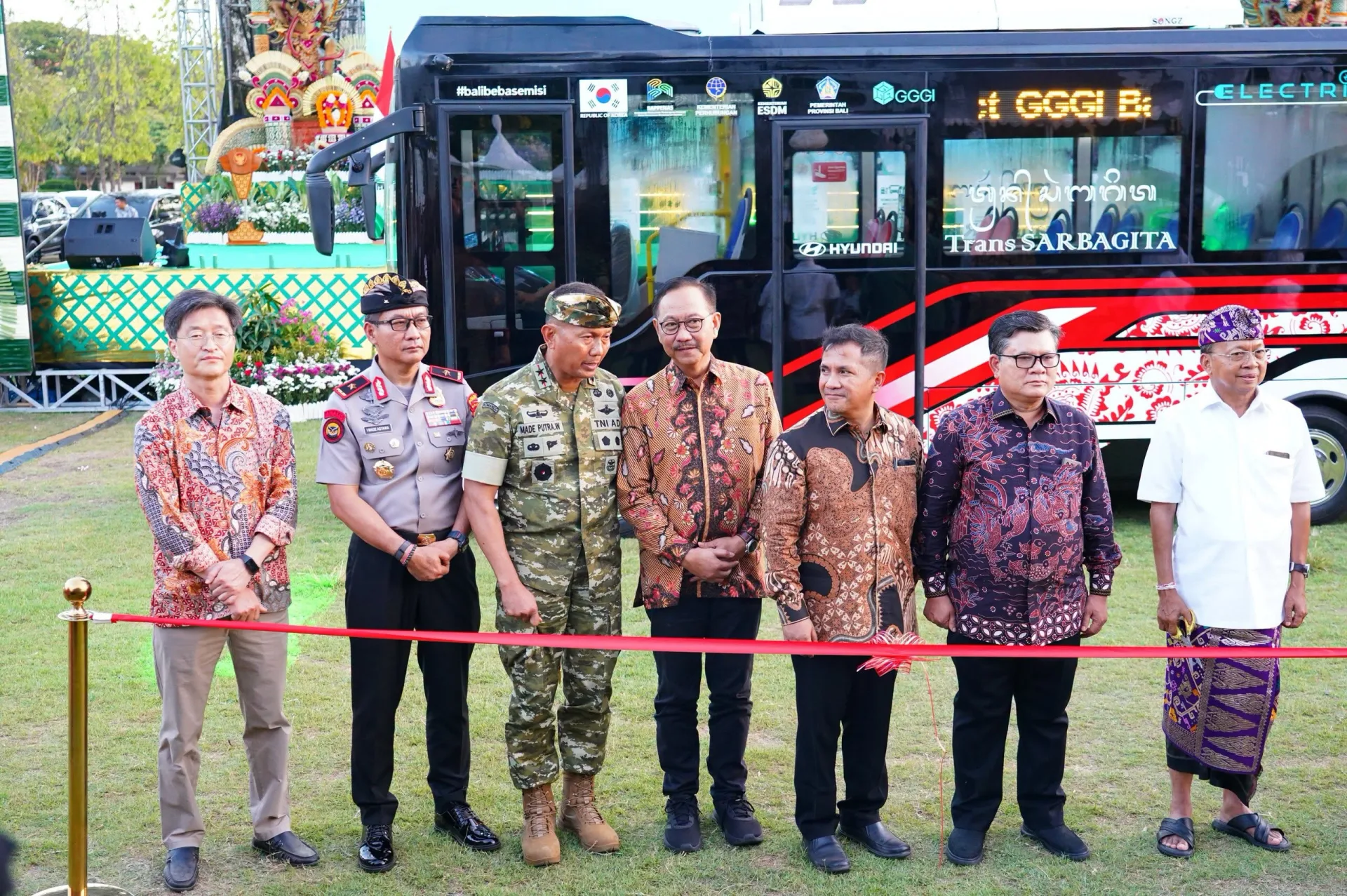 Dukung Transportasi Ramah Lingkungan, Pangdam IX/Udayana Hadiri Peluncuran Bus Listrik Bali E-Mobility