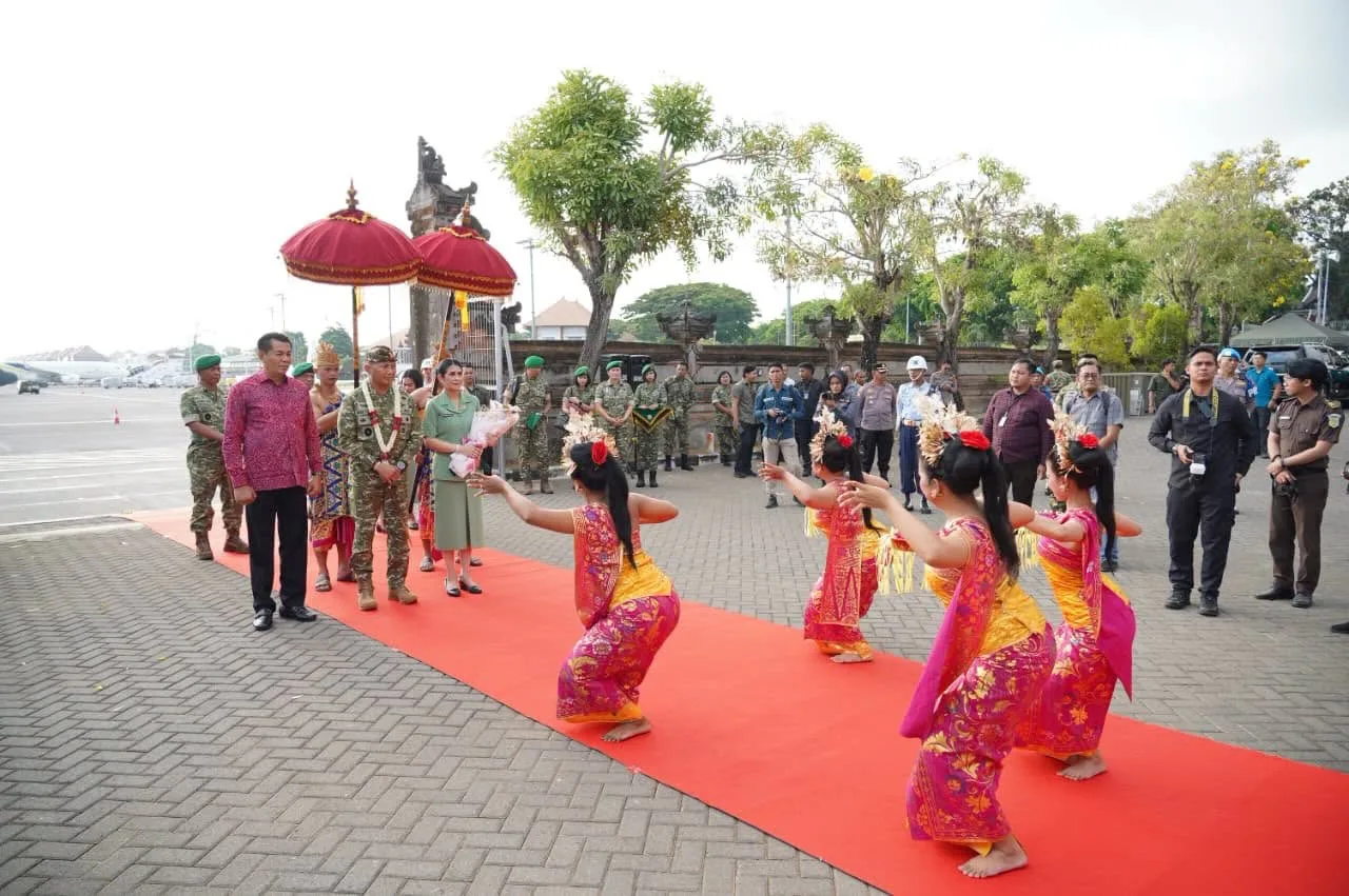 Kearifan Budaya Bali Warnai Penyambutan Pangdam IX/Udayana Melalui Tradisi Tepung Tawar
