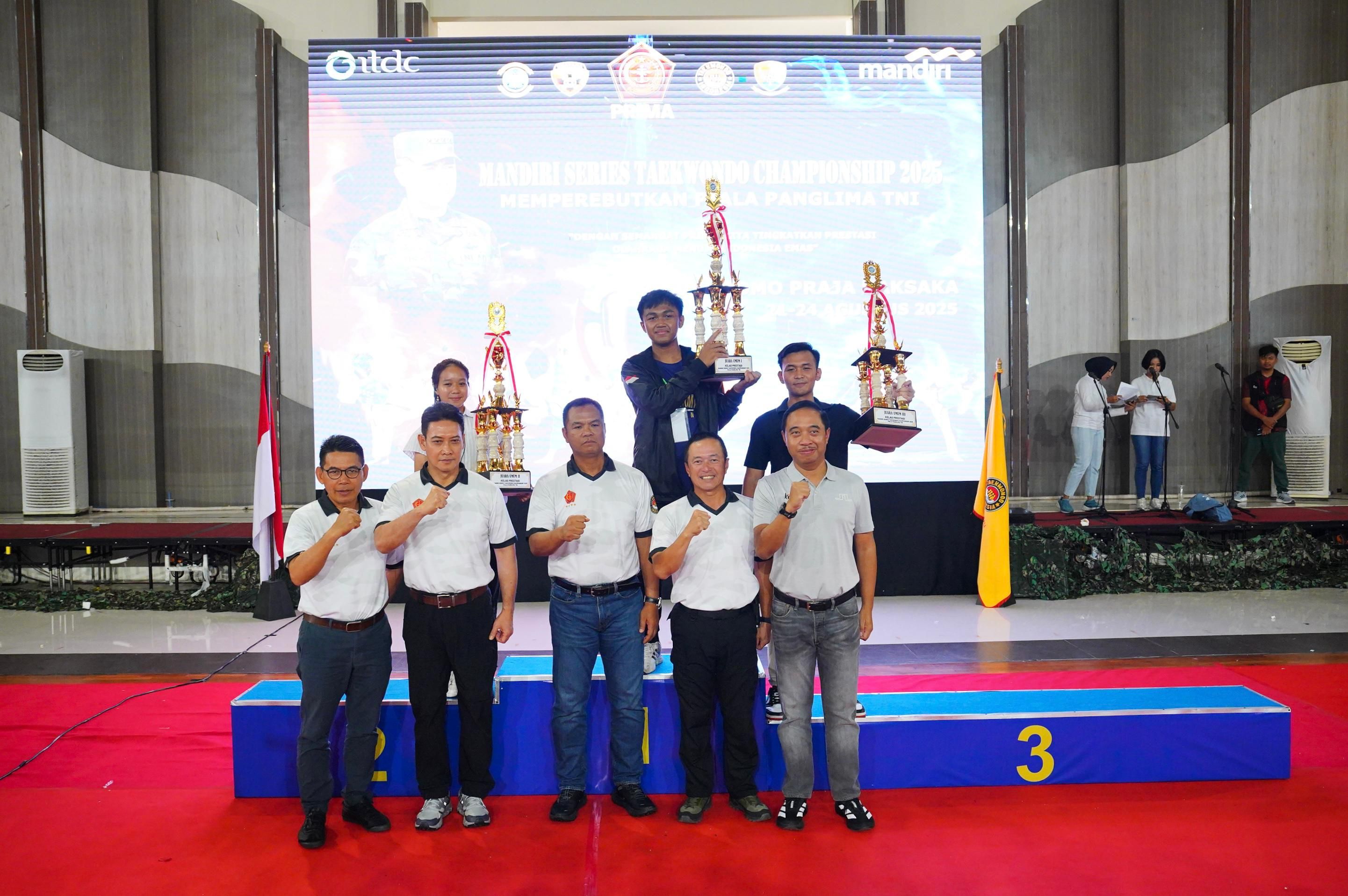 Pangdam IX/Udayana Dampingi Wapang TNI Tutup Kejuaraan Taekwondo Panglima TNI CUP di Bali